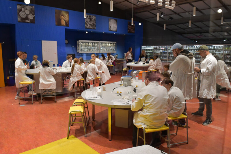 Labor im NEMO, in dem Besucher in weißen Kitteln experimentieren