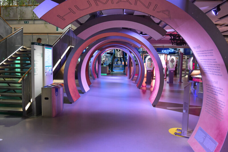 Beleuchteter Tunnel aus Ringen im NEMO