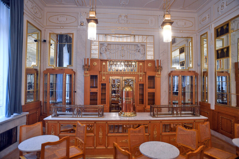 Kaffeehaus mit Holztheke