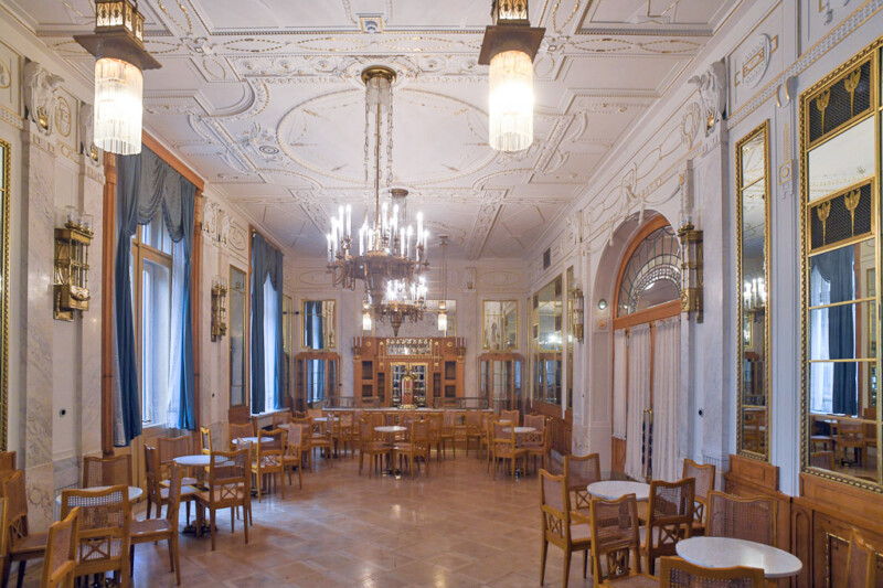 Café-Saal mit Kronleuchtern