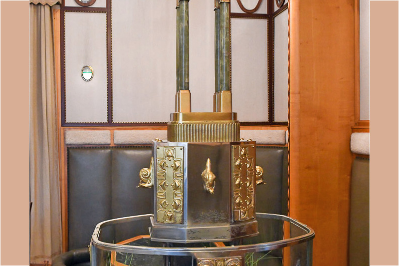 Glasbehälter in einer Nische