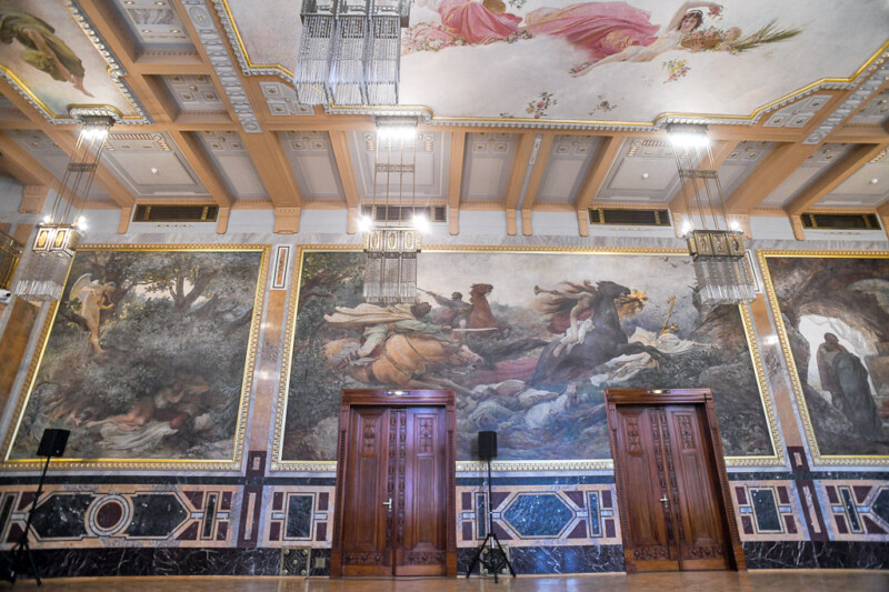 Saal mit Deckengemälden