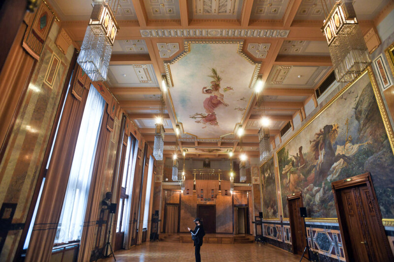 Saal mit Deckengemälden und Säulen