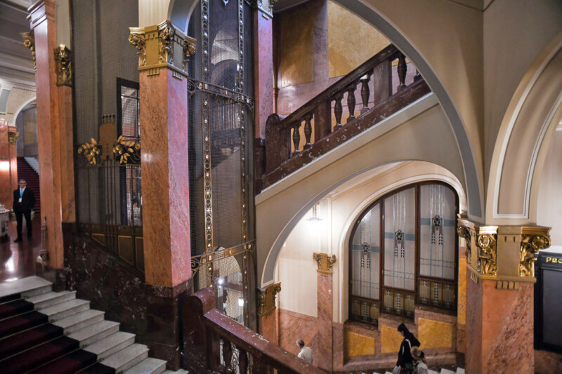 Treppenhaus mit Glasfenstern