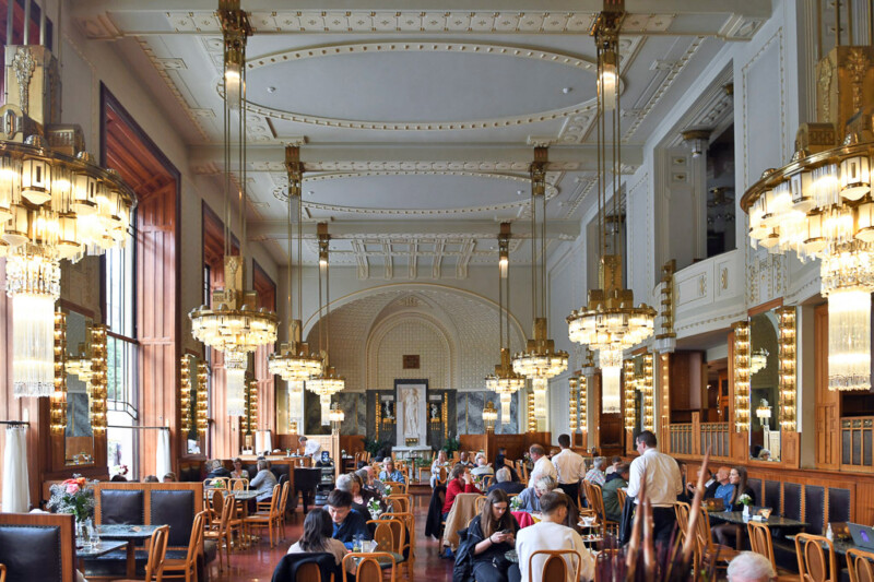 Café mit Gästen