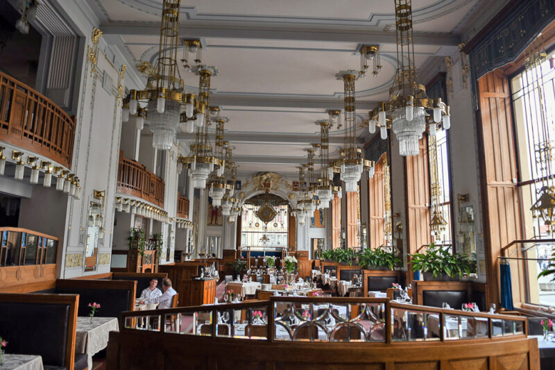 Café mit Kronleuchtern