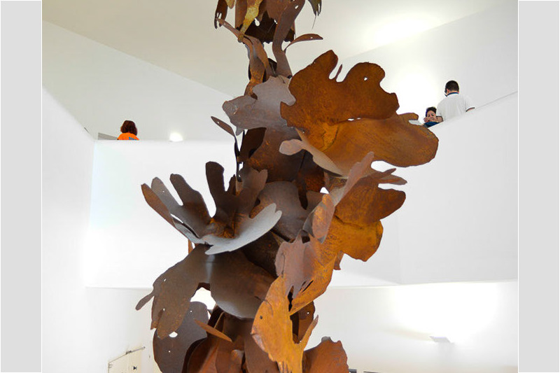 Holzskulptur im Foyer