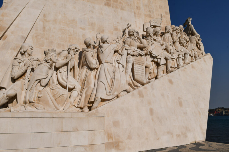 Relief der Entdecker am Denkmal