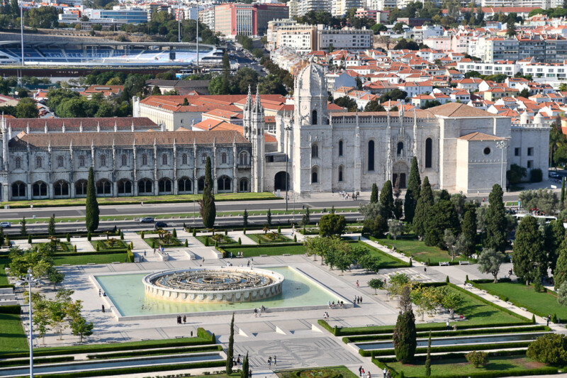 Das Kloster Jerónimos mit Garten von oben