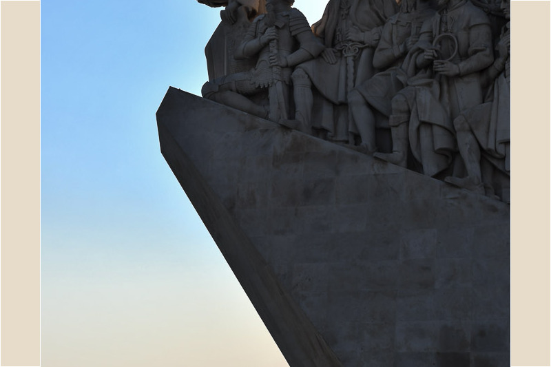 Figuren am Denkmal vor dem Himmel