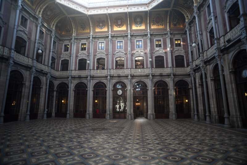 Innenhof mit Schachbrettboden