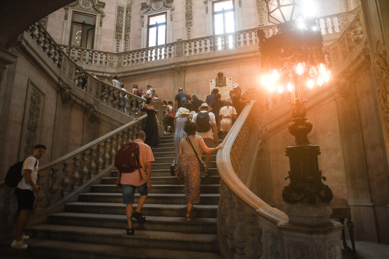 Granittreppe mit Besuchern