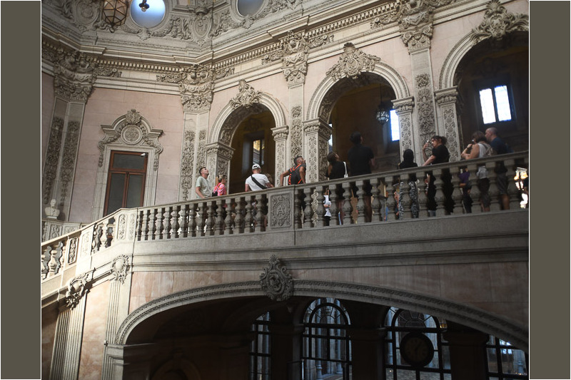 Treppenhaus mit Galerie und Fenstern