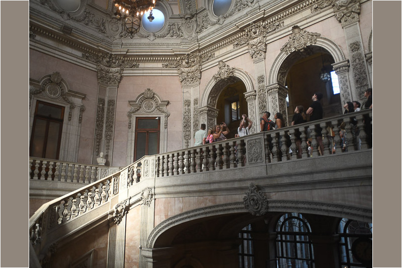 Treppenhaus mit Galerie und Rundbögen