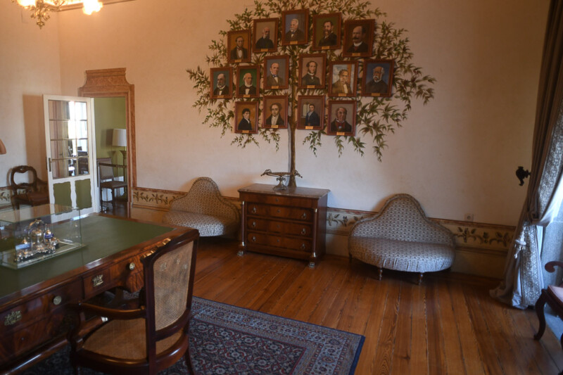 Raum mit Wandschmuck aus Holz und Schreibtisch