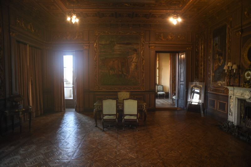 Saal mit Parkett und Möbeln