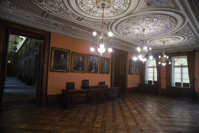 Saal mit Stuckdecke und Kronleuchter