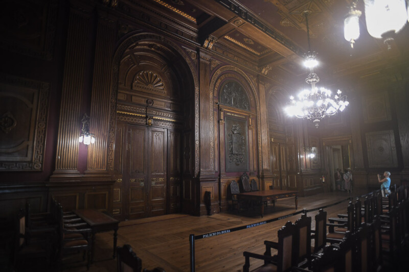 Dunkler Saal mit Kronleuchter