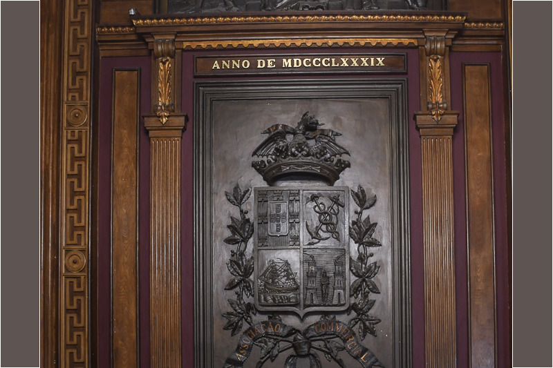 Wappen an einer Holztür