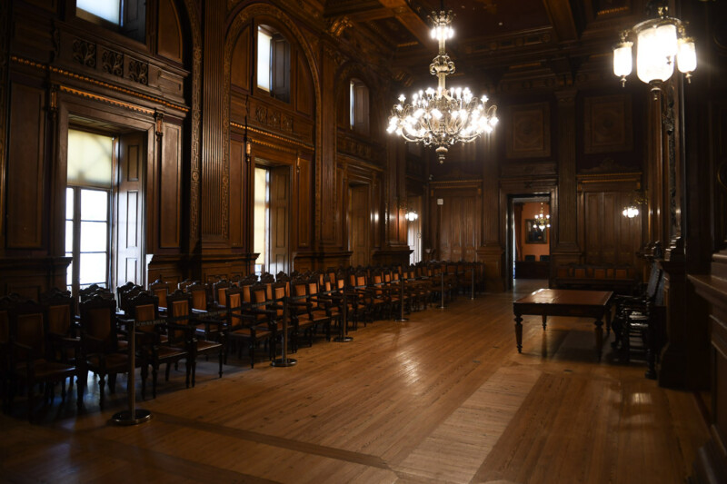 Langer Saal mit Kronleuchter