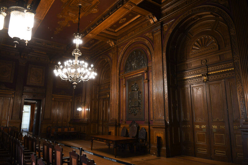 Holzgetäfelter Saal mit Kronleuchter
