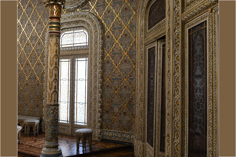 Verzierte Wand im Maurischen Saal
