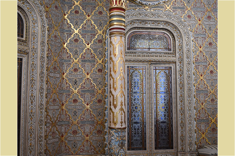 Verzierte Säule im Maurischen Saal