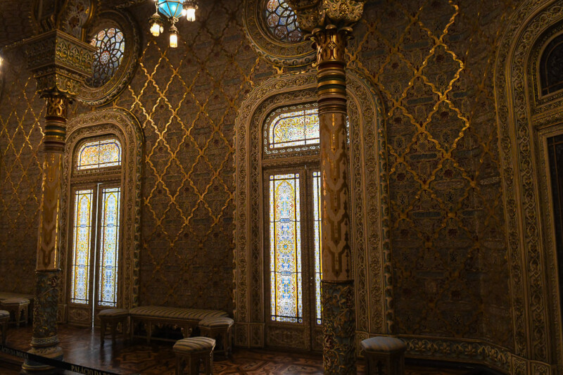 Goldene Wandverzierungen im Maurischen Saal