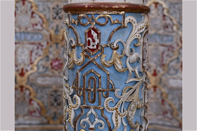 Bunte Säule mit Ornamenten