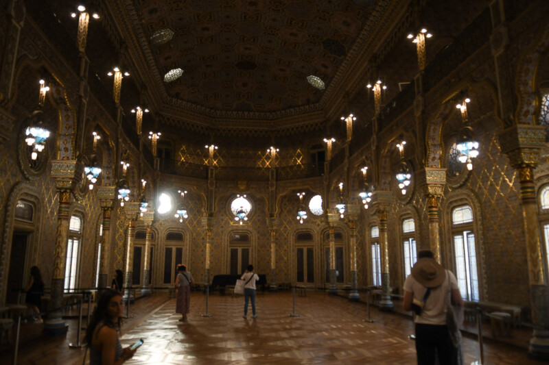 Maurischer Saal mit Kronleuchtern