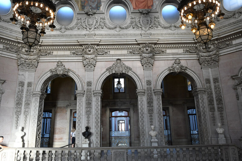 Galerie mit Rundbögen und Kronleuchtern