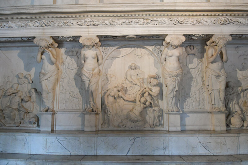 Marmorrelief im Königlichen Palast