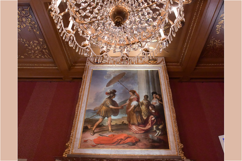 Gemälde und Kronleuchter in einem Raum des Palastes