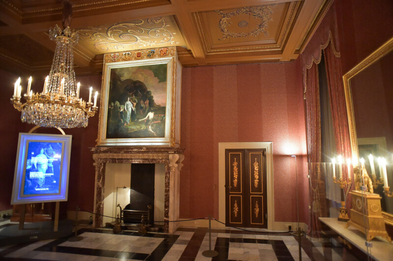 Saal mit Kamin, Gemälde und Kronleuchter