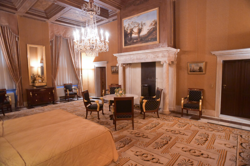 Schlafzimmer mit Himmelbett im Paleis op de Dam