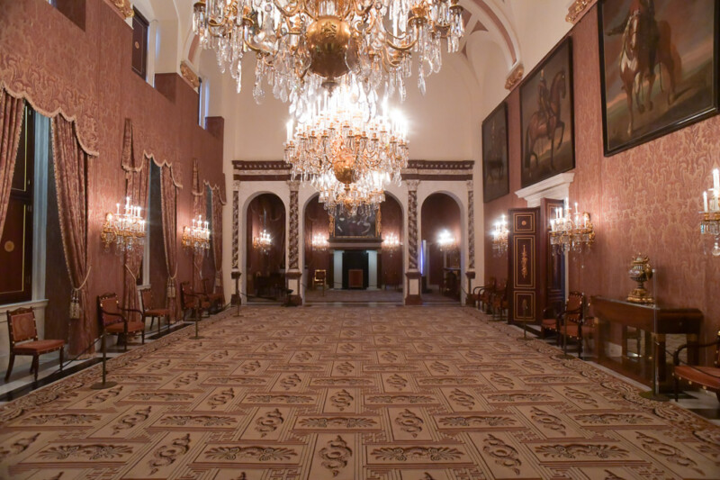 Saal mit Teppich und Kronleuchtern im Paleis op de Dam