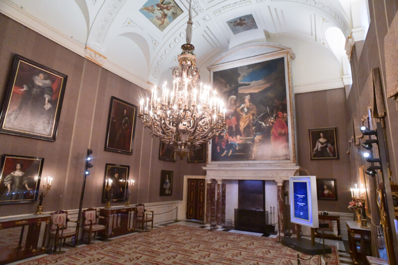 Saal mit Gemälde über dem Kamin und Kronleuchter
