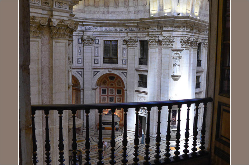 Balkon im Obergeschoss mit Blick in die Halle