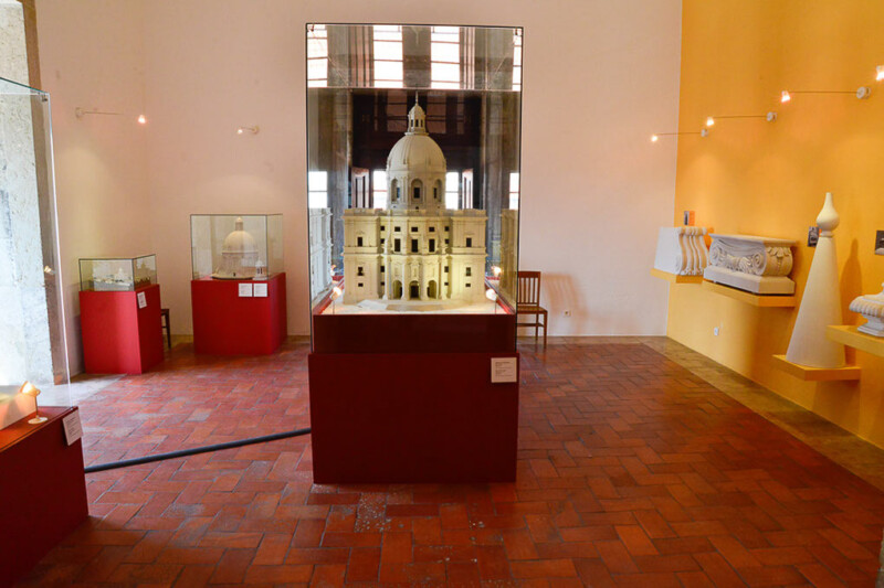 Ausstellung mit Modell der Kirche