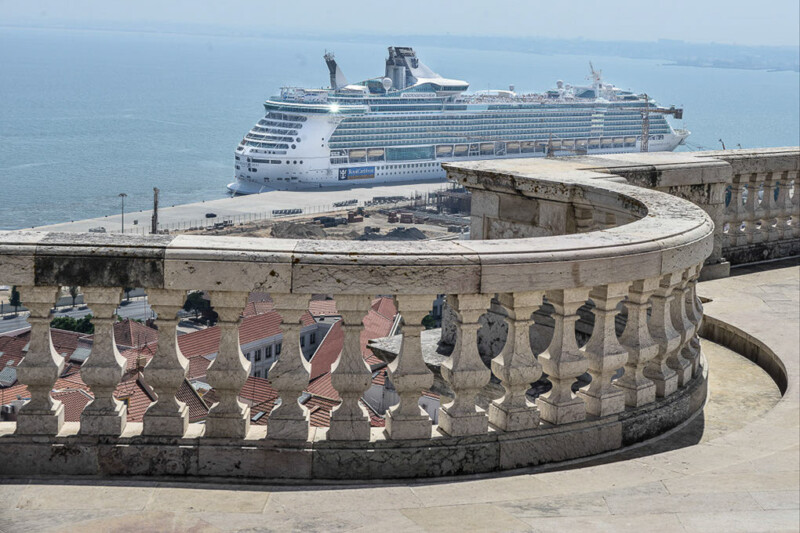 Kreuzfahrtschiff hinter der Balustrade der Dachterrasse