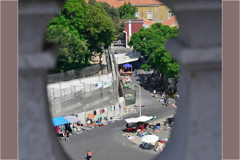 Blick durch eine Öffnung auf die Straße