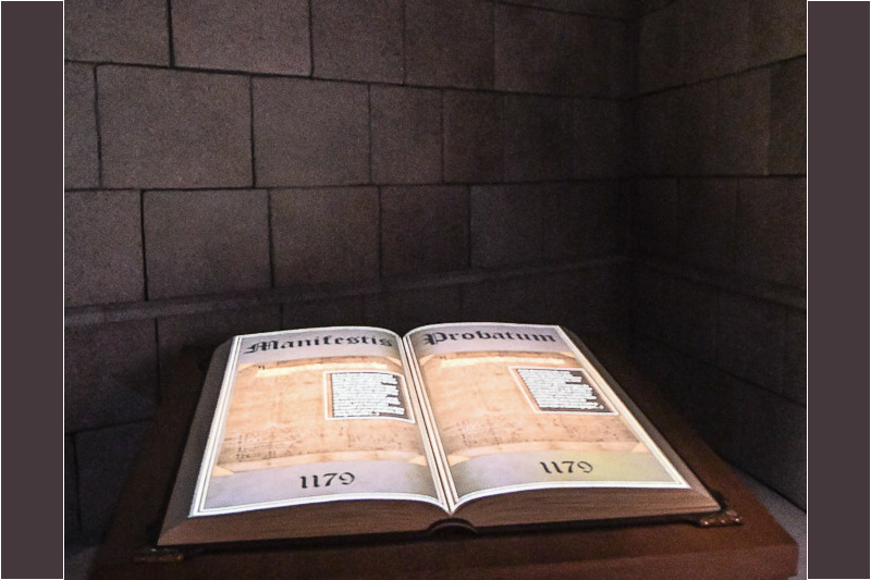 Aufgeschlagenes Buch in einer Vitrine