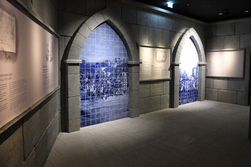 Raum mit Azulejos und Spitzbögen