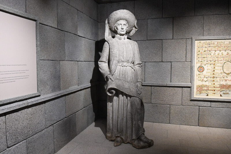 Statue vor Informationstafeln