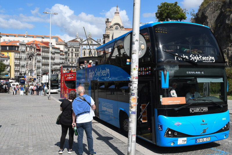 Doppeldeckerbus an einer Haltestelle