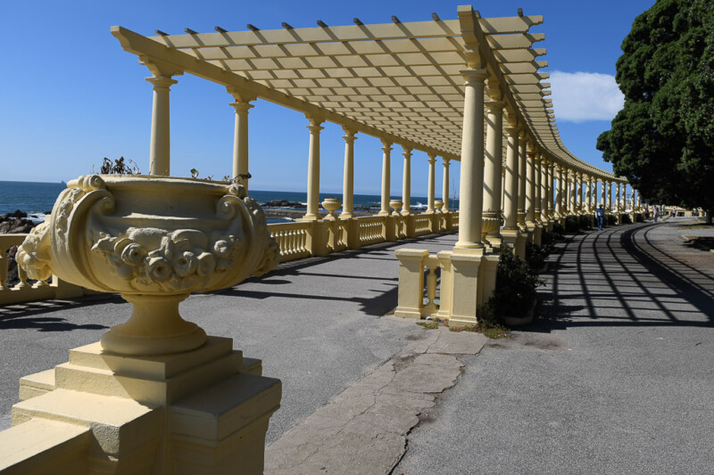 Pergola an der Küstenpromenade