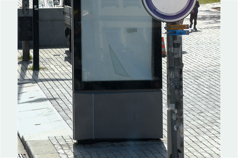 Haltestellenschild mit dem Wort Tour