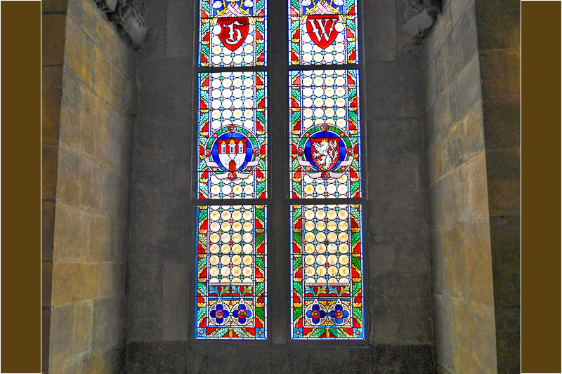 Fenster mit Buntglas im Turm