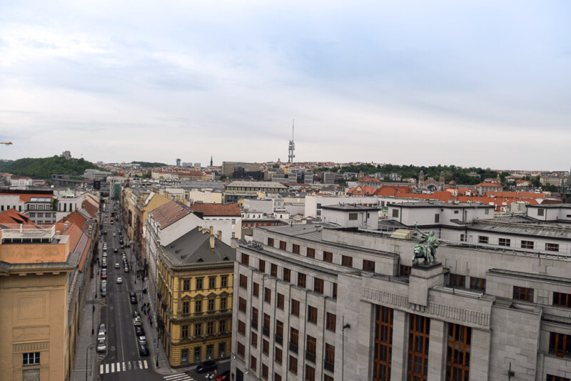 Blick über die Dächer und eine Straße