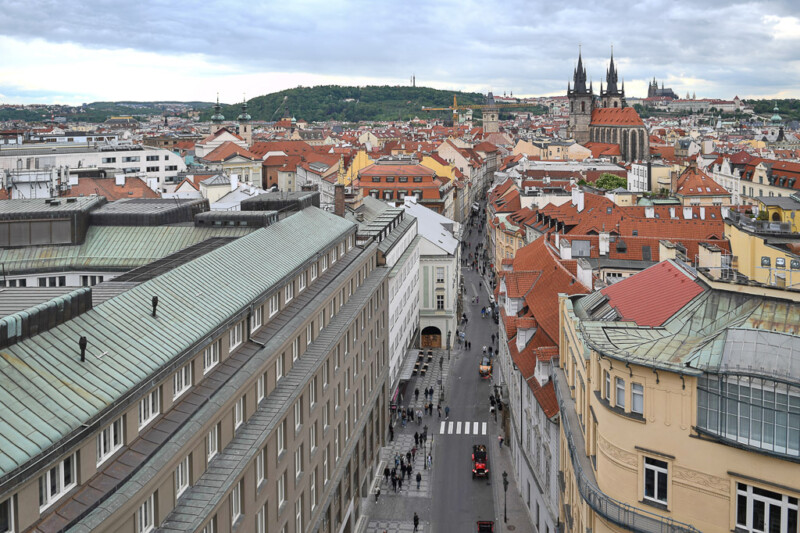 Straße mit Blick auf die Teynkirche